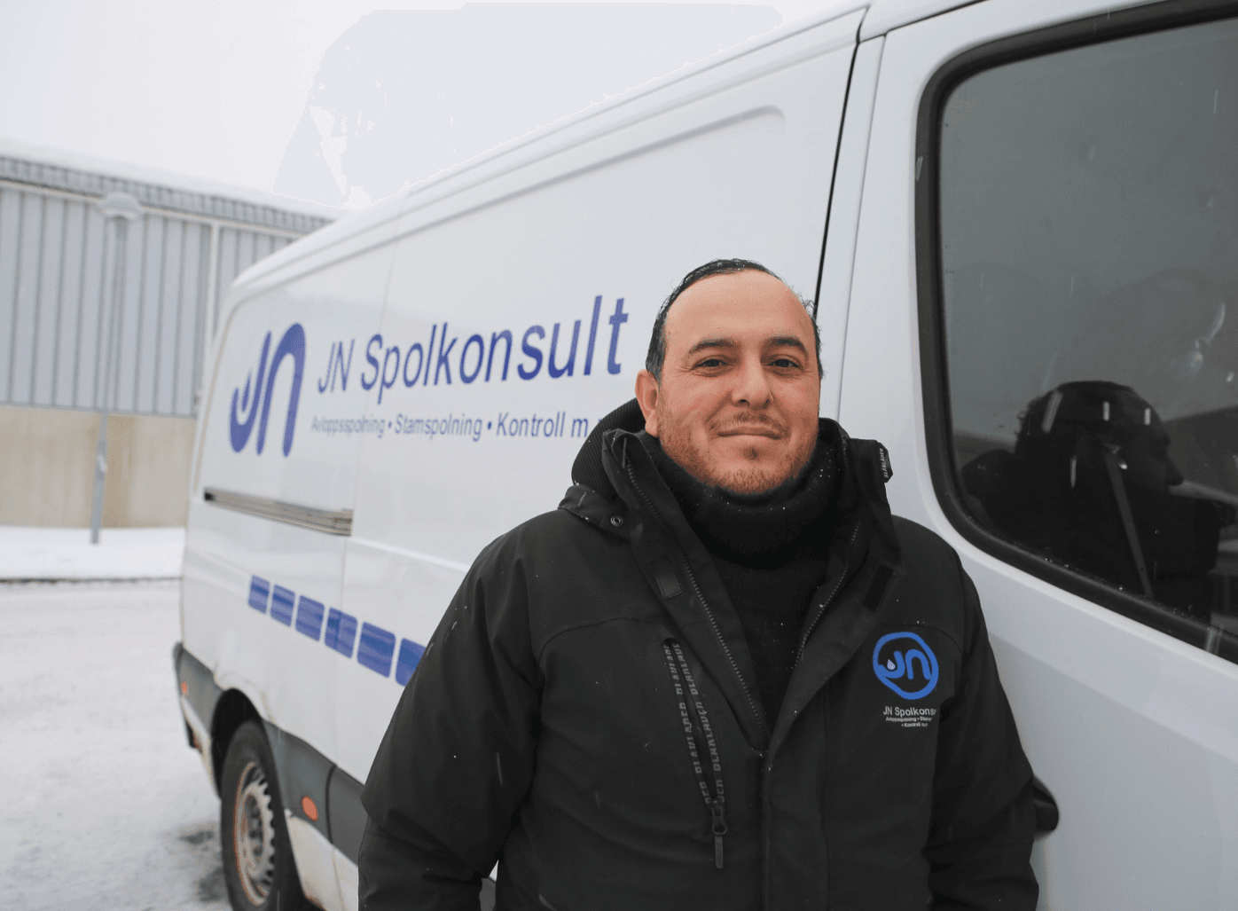 JN Spolkonsult grundare framför företagsbil